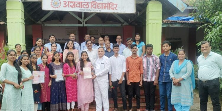 बापूसाहेब देशपांडे विद्यासंकुलात विद्यार्थ्यांचा गुणगौरव