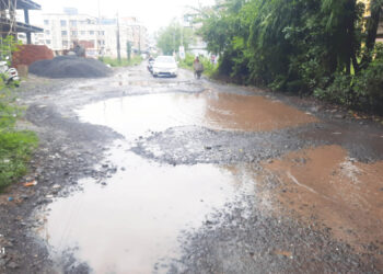 नेरळ-बोपेले रस्त्यावर खड्डेच खड्डे