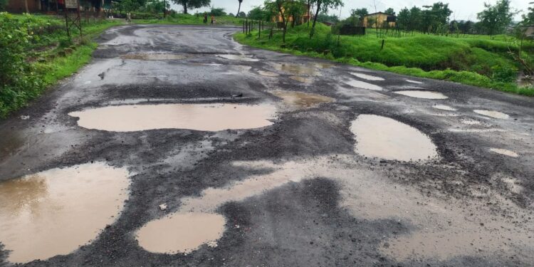 कर्जत-मुरबाड राज्यमार्ग खड्डेमय