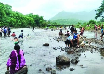 बंदी झुगारुन चोरवाटांनी पर्यटक दाखल