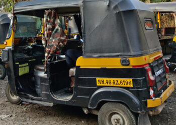 रिक्षाचालकांकडून प्रवाशांची लूट
