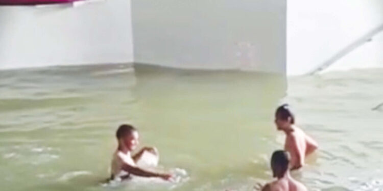 उरण रेल्वे स्टेशनमध्ये पावसाचे पाणी