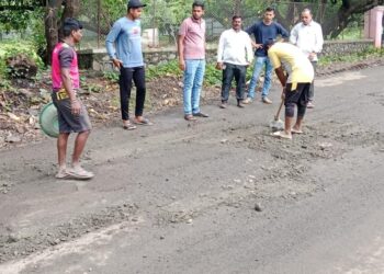 सामाजिक कार्यकर्त्यांकडून रस्त्याची दुरुस्ती