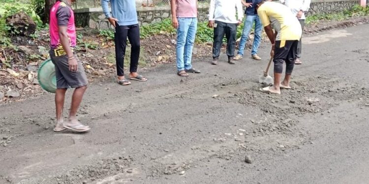 सामाजिक कार्यकर्त्यांकडून रस्त्याची दुरुस्ती