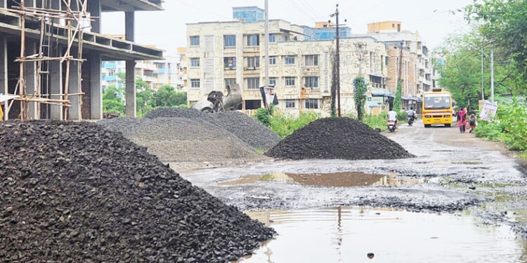 साई मंदिर ते बोपेले रस्त्यावरील खड्डे भरण्यास सुरुवात