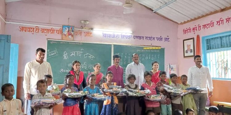 विद्यार्थ्यांना शैक्षणिक साहित्याचे वाटप