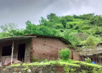 बीडखुर्द गाव दरडीच्या छायेखाली