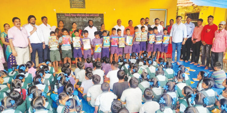 उरणमधील शाळांना वह्या वाटप
