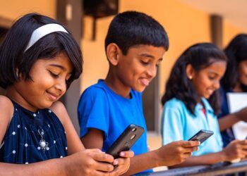 शाळांमधून स्मार्ट फोन हद्दपार करा-युनेस्को