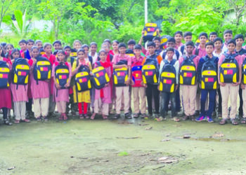 लाईट ऑफ लाइफ ट्रस्टतर्फे शैक्षणिक साहित्य वाटप