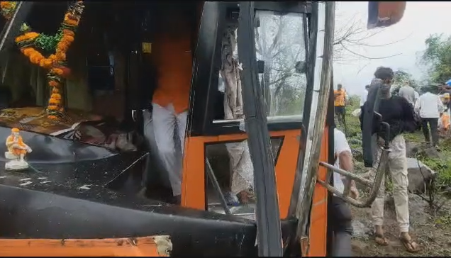 मुंबई-गोवा महामार्गावर लक्झरी बस आणि ट्रकचा अपघात; 16 प्रवासी जखमी
