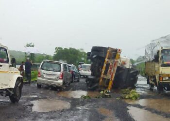 महामार्गावरील खड्ड्यांमुळे ट्रेलर पलटी
