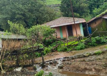 गारबटवाडी गावात जमिनीला भेगा