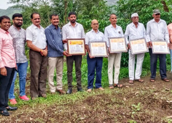 कर्जत प्रेस क्लबतर्फे शेतकऱ्यांचा सन्मान