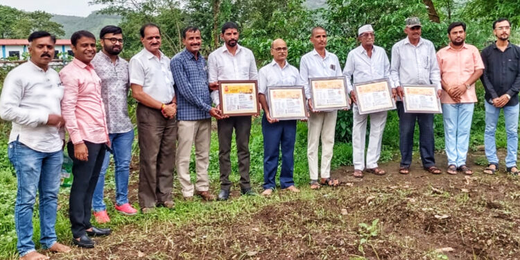 कर्जत प्रेस क्लबतर्फे शेतकऱ्यांचा सन्मान