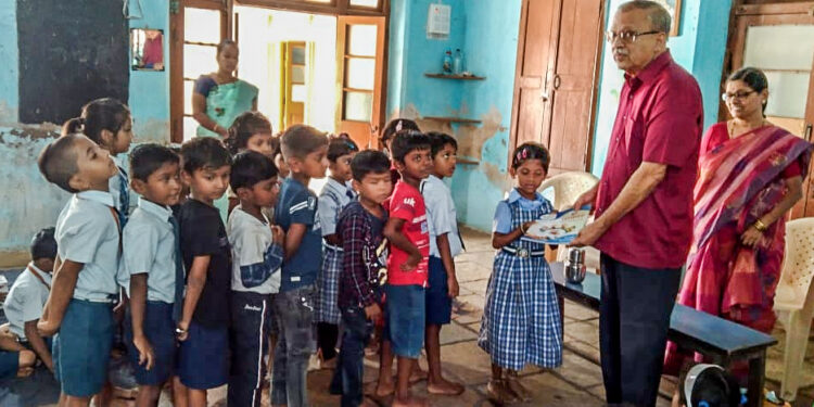 ओंकार विद्या मंदिरात स्वाध्याय पुस्तिकांचे वाटप
