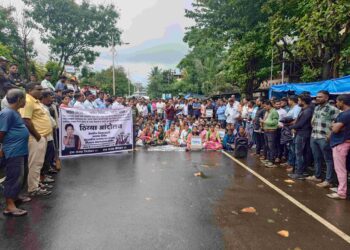 प्रशासनाच्या हलगर्जीपणाचा निषेध; सारासाठी ग्रामस्थ रस्त्यावर