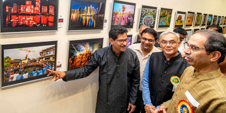 सुधीर नाझरेंच्या छायाचित्रांचे उद्धव ठाकरेंकडून कौतुक