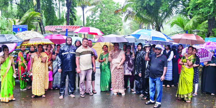 मुलांच्या प्रवेशासाठी भर पावसात पालक रस्त्यावर