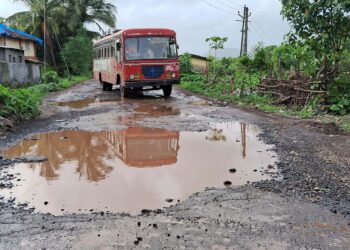 बोरघर ते रामराज रस्ता आहे की खड्डा?