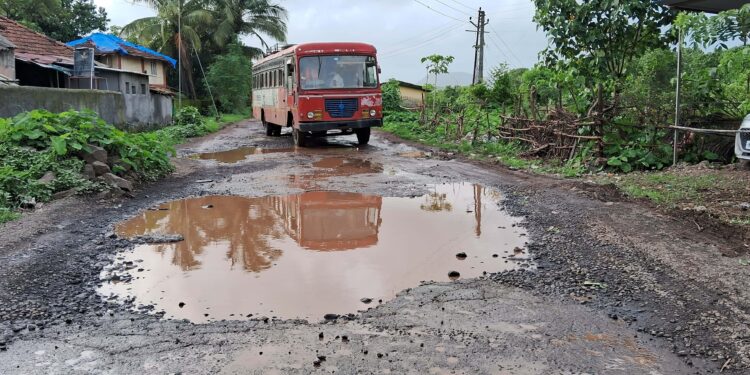बोरघर ते रामराज रस्ता आहे की खड्डा?