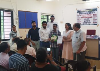 तळा येथे दिव्यांगाना धनादेश वाटप