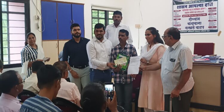 तळा येथे दिव्यांगाना धनादेश वाटप