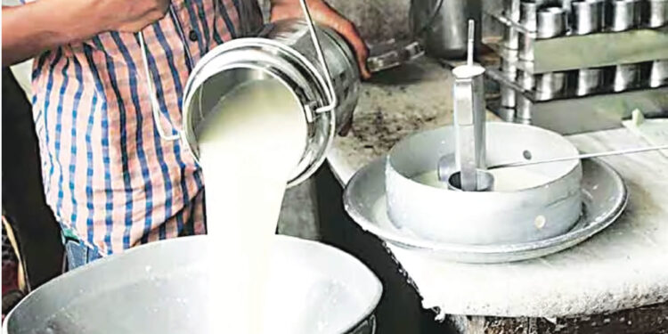 दुधातील भेसळ रोखण्यासाठी भरारी पथक