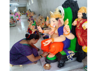 बाप्पाच्या रंगकामाला महिलांचा हातभार