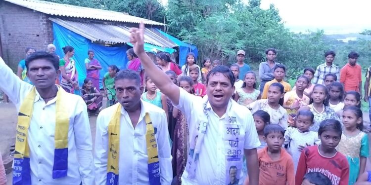 आम आदमी पार्टीच्यावतीने आदिवासींमध्ये जनजागृती