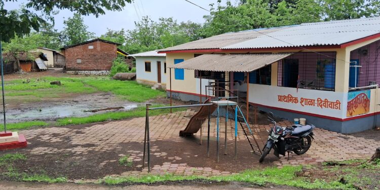 शाळेच्या इमारती संरक्षक भिंतीविना