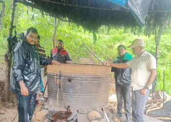 बेकरे गावातील हातभट्ट्या उद्ध्वस्त