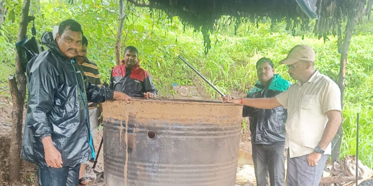 बेकरे गावातील हातभट्ट्या उद्ध्वस्त