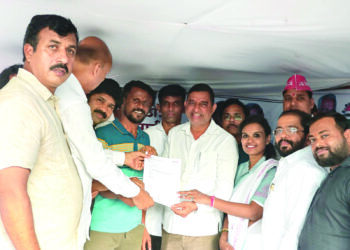 अखेर कॅस्ट्रॉल प्रशासन नमले