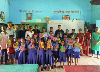 गोमाशी शाळेत शैक्षणिक साहित्य वाटप