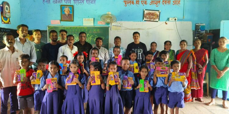 गोमाशी शाळेत शैक्षणिक साहित्य वाटप