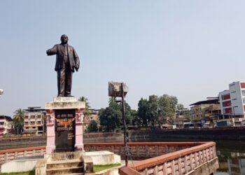 चवदार तळ्यावरील आंबेडकरांचा पुतळा दुर्लक्षित