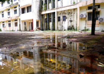 प्रशासकीय इमारत समस्यांच्या गर्तेत