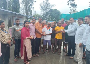 इर्शाळवाडी दरडग्रस्तांना मोबाईल भेट