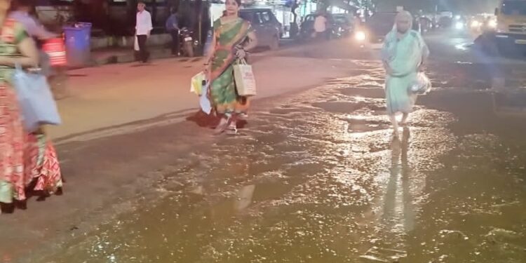 खड्ड्यांमुळे कामोठेकर त्रस्त