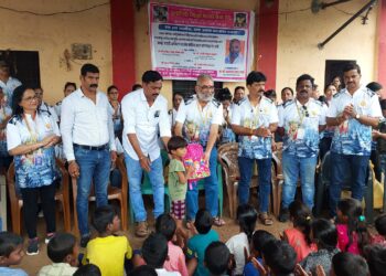 आदिवासी बांधवांना साहित्य वाटप