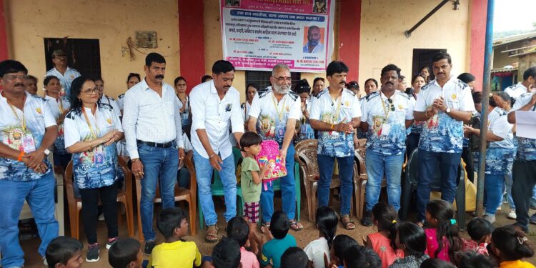 आदिवासी बांधवांना साहित्य वाटप