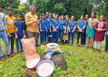 कोकरे येथे विद्यार्थ्यांची अनोखी मैत्री
