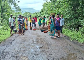 रस्ता दुरुस्तीसाठी साथी हाथ बढाना; महाजने ग्रामस्थ एकवटले