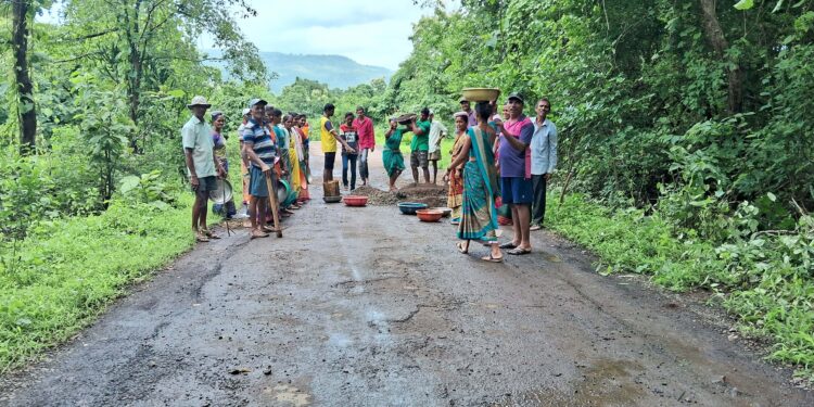 रस्ता दुरुस्तीसाठी साथी हाथ बढाना; महाजने ग्रामस्थ एकवटले