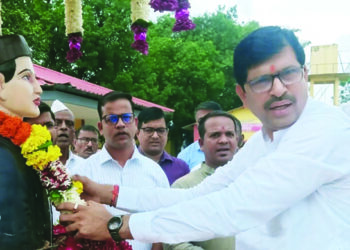 मानिवली हुतात्मा स्मारकात अभिवादन