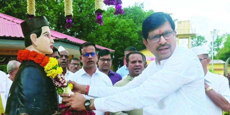 मानिवली हुतात्मा स्मारकात अभिवादन