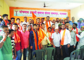 स्वार्थी लोकांना जनताच धडा शिकवेल