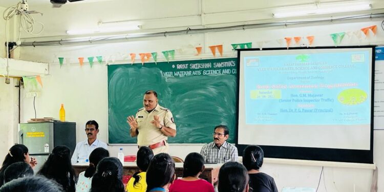 विद्यार्थ्यांना कायद्याची माहिती हवी