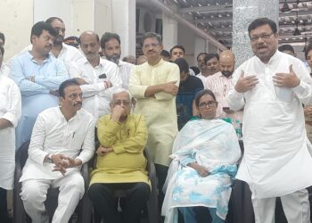 हुतात्म्यांना अभिवादन करण्यास मनाई